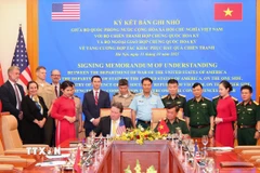 Thượng tướng Hoàng Xuân Chiến, Thứ trưởng Bộ Quốc phòng và Đại sứ Hoa Kỳ tại Việt Nam Marc Knapper ký kết Bản ghi nhớ. (Ảnh: Trọng Đức/TTXVN)