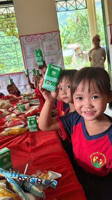 Lòng nhân ái và sức mạnh của giáo dục – thứ sức mạnh có thể bắc những nhịp cầu vượt qua mọi cách trở, để những ước mơ nhỏ bé cũng có cơ hội được chạm đến bầu trời. (Ảnh: Khánh Ly/Vietnam+)