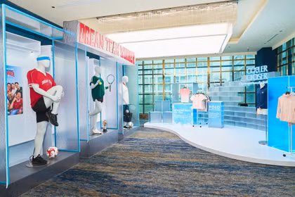 Những thiết kế dành cho mùa Hè với chất liệu ứng dụng công nghệ, tạo cảm giác thoáng khí, thấm hút cho người mặc.