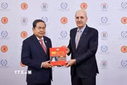Chủ tịch Quốc hội Trần Thanh Mẫn tặng sách "80 năm Quốc hội Việt Nam" cho Chủ tịch Quốc hội Thổ Nhĩ Kỳ Numan Kurtulmus. (Ảnh: Doãn Tấn/TTXVN)