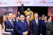 Thủ tướng Phạm Minh Chính tham các gian hàng tại triển lãm. (Ảnh: Tuấn Anh/TTXVN)