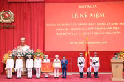 Thường trực Ban Bí thư Trần Cẩm Tú trao Danh hiệu Anh hùng lực lượng vũ trang nhân dân tặng Cục An ninh nội địa, Bộ Công an. (Ảnh: Phạm Kiên/TTXVN)