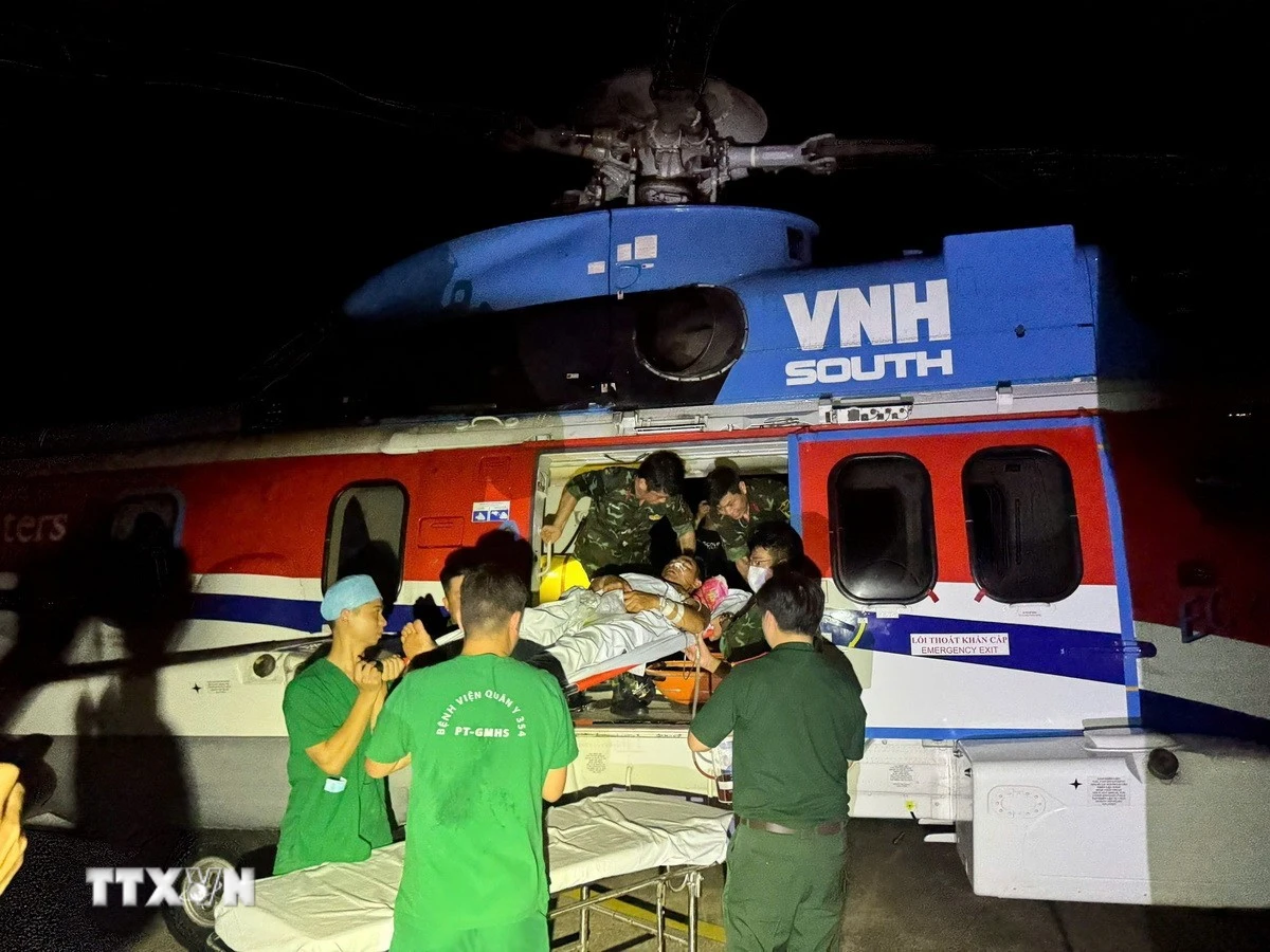 Trực thăng Binh đoàn 18 bay cấp cứu hai bệnh nhân nặng từ Trường Sa vào đất liền