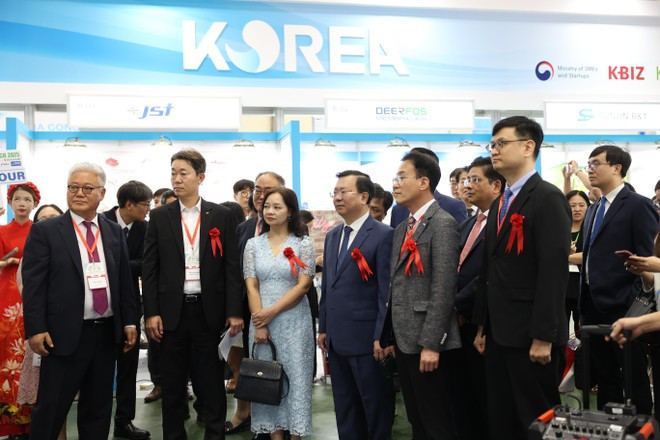 Đại diện ban tổ chức và các doanh nghiệp tham quan khu trưng bày công nghệ xanh tại ENTECH Vietnam 2025 (Ảnh: Dương Linh/Vietnam+) 2.jpg