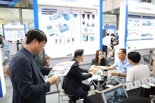 يتضمن مؤتمر ENTECH 2025 العديد من البرامج الجانبية، مثل جلسات تعريفية واستشارات في مجال الاستيراد والتصدير. (صورة: دونغ لينه/فيتنام+) 2y6a5490.jpg