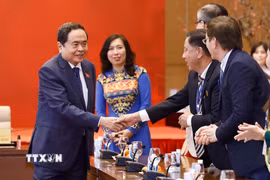 Chủ tịch Quốc hội Trần Thanh Mẫn với đại biểu.(Ảnh: Doãn Tấn/TTXVN)