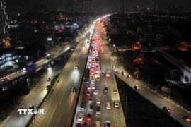 Từng hàng xe di chuyển khó khăn đoạn cao tốc Pháp Vân-Cầu Giẽ hướng vào trung tâm Thủ đô (ảnh chụp lúc 23h). (Ảnh: Phạm Kiên/TTXVN)