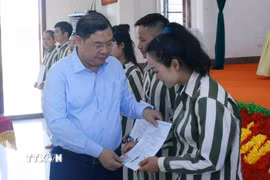 Phó Thủ tướng Thường trực Phạm Gia Túc trao Quyết định đặc xá năm 2026 của Chủ tịch nước cho các phạm nhân được đặc xá. (Ảnh: Phạm Kiên/TTXVN)