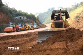 Các nhà thầu đang tập trung thi công nền đường, hạ ta luy dương trên tuyến cao tốc Tuyên Quang-Hà Giang. (Ảnh: Minh Tâm/TTXVN)