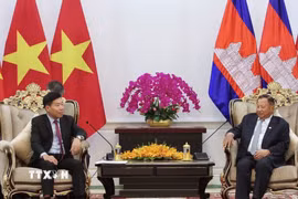 Phó Chủ tịch CPP Say Chhum (phải) tiếp Ủy viên Trung ương Đảng, Thứ trưởng Bộ Ngoại giao Việt Nam Nguyễn Mạnh Cường tới chào xã giao. (Ảnh: Quang Anh/ TTXVN)