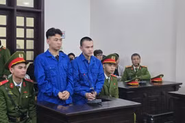 Hai bị cáo tại phiên xử. (Ảnh: Kim Anh/TTXVN)