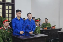 Hai bị cáo tại phiên xử. (Ảnh: Kim Anh/TTXVN)