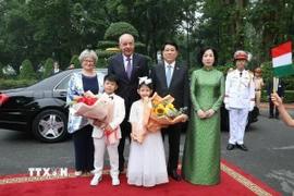 Chủ tịch nước Lương Cường và Phu nhân đón Tổng thống Hungary Sulyok Tamas và Phu nhân. (Ảnh: Lâm Khánh/TTXVN)