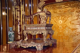 Ngai vàng - Bảo vật quốc gia ở vị trí trung tâm của Điện Thái Hoà. (Ảnh: Đỗ Trưởng/TTXVN)