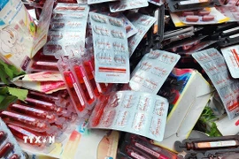 Hàng nghìn sản phẩm thực phẩm chức năng bị đổ bỏ ra đường ở Thành phố Hồ Chí Minh. (Ảnh: Hương Giang/TTXVN)