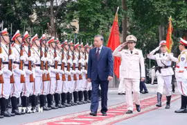Tổng Bí thư, Chủ tịch nước Tô Lâm duyệt Đội danh dự Công an nhân dân. (Ảnh: Thống Nhất/TTXVN)