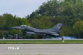 Tiêm kích F-16 của không quân Ba Lan tại căn cứ ở Poznan-Krzesiny. (Ảnh: PAP/TTXVN)