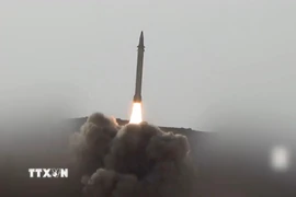Hình ảnh trích từ video cho thấy tên lửa siêu thanh của Houthi được phóng đi từ một địa điểm bí mật ở Yemen. (Ảnh: THX/TTXVN)
