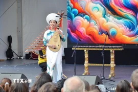 Nghệ sỹ của Trung tâm Văn hóa Việt Nam tại Pháp biểu diễn tại Korean Expo 2025. (Ảnh: Hữu Chiến/TTXVN)