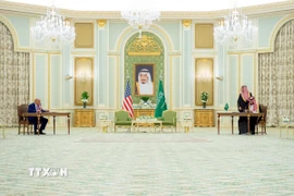 Thái tử Saudi Arabia Mohammed bin Salman Al Saud (phải) và Tổng thống Mỹ Donald Trump tại lễ ký thỏa thuận hợp tác ở Riyadh, ngày 13/5/2025. (Ảnh: THX/TTXVN)