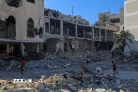 Các tòa nhà bị phá hủy do xung đột Hamas-Israel tại Khan Younis, Dải Gaza, ngày 17/7/2024. (Ảnh: THX/TTXVN)