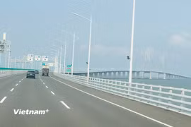 Cầu vượt biển kết nối Hong Kong-Châu Hải-Macau là sự kết hợp 3 hợp phần "cầu-đảo-hầm" thành một tuyến đường cao tốc liên mạch dài 55km. (Ảnh: Việt Đức/Vietnam+)
