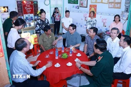 Thủ tướng Phạm Minh Chính thăm, tặng quà gia đình thương binh Huỳnh Văn Anh, khóm Vĩnh Chánh 3, phường Châu Đốc.(Ảnh: Dương Giang/TTXVN)