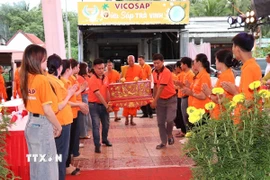 Bảo tàng Dừa sáp Trà Vinh rước Bảng truy tôn về lưu giữ. (Ảnh: Thanh Hòa/TTXVN)