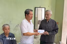 Chình quyền địa phương và các tổ chức chính trị, xã hội trên địa bàn xã Hồng Vân, Hà Nội chia sẻ nỗi mất mát to lớn với thân nhân các gia đình nạn nhân. (Ảnh: Nguyễn Thắng/TTXVN)