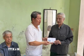 Chình quyền địa phương và các tổ chức chính trị, xã hội trên địa bàn xã Hồng Vân, Hà Nội chia sẻ nỗi mất mát to lớn với thân nhân các gia đình nạn nhân. (Ảnh: Nguyễn Thắng/TTXVN)