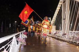Trình diễn đi cà kheo tại lễ khai trương Phố đi bộ Nam Hòa (phường Phố Hiến). (Ảnh: Nguyễn Công Hải/TTXVN)