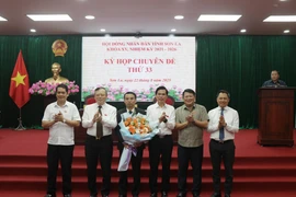 Ông Nguyễn Minh Tiến, tân Phó Chủ tịch Ủy ban Nhân dân tỉnh Sơn La trình dự thảo nghị quyết tại Kỳ họp. (Ảnh: Nguyễn Cường/TTXVN)