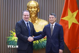 Thủ tướng Lê Minh Hưng tiếp Phó Đại diện Thương mại Hoa Kỳ Rick Switzer. (Ảnh: Dương Giang/TTXVN)