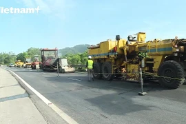 Làm rõ thông tin "bất chấp trời mưa vẫn thảm bê tông nhựa"
