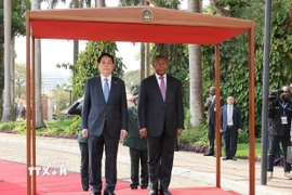 Chủ tịch nước Lương Cường và Tổng thống Angola João Manuel Gonçalves Lourenço nghe quân nhạc cử Quốc thiều hai nước. (Ảnh: Lâm Khánh/TTXVN)