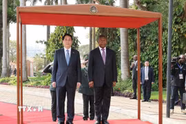 Chủ tịch nước Lương Cường và Tổng thống Angola João Manuel Gonçalves Lourenço nghe quân nhạc cử Quốc thiều hai nước. (Ảnh: Lâm Khánh/TTXVN)