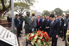 Chủ tịch nước Lương Cường đặt hoa tại Bia tưởng niệm Bác Hồ ở Đại lộ Hồ Chí Minh. (Ảnh: Lâm Khánh/TTXVN)