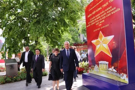 Bí thư Thứ nhất, Chủ tịch nước Cuba Miguel Díaz-Canel Bermúdez và Phu nhân đến dâng hoa tại tượng Anh hùng dân tộc Cuba José Martí ở vườn hoa Tao Đàn, phường Cửa Nam, thành phố Hà Nội. (Ảnh: Văn Điệp/TTXVN)