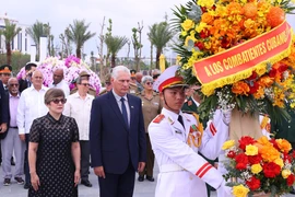 Bí thư Thứ nhất, Chủ tịch nước Cuba Miguel Díaz-Canel Bermúdez và Phu nhân tới đặt vòng hoa tại cụm tượng tri ân các chuyên gia quân sự Cuba tại Bảo tàng Lịch sử Quân sự Việt Nam. (Ảnh: Văn Điệp/TTXVN)