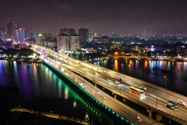 Đoạn Vành đai 3 qua hồ Linh Đàm hướng đi cầu Thăng Long thông thoáng trong tối 3/5 (ảnh chụp lúc 21 giờ). (Ảnh: Tuấn Anh/TTXVN)