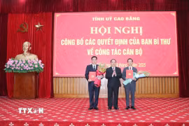 Ông Quản Minh Cường, Bí thư Tỉnh ủy Cao Bằng trao Quyết định của Ban Bí thư Trung ương Đảng cho 2 tân Phó Bí thư Tỉnh ủy. (Ảnh: Quốc Đạt/TTXVN)