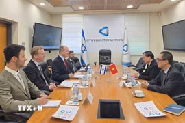 Đại sứ Việt Nam tại Israel Nguyễn Kỳ Sơn và Tham tán Thương mại Lê Thái Hòa làm việc với Bộ trưởng Kinh tế và Công nghiệp Israel Nir Barkat. (Ảnh: TTXVN phát)