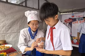 Các em học sinh lớp 9 được trải nghiệm về từng ngành nghề cụ thể tại Ngày hội tư vấn, trải nghiệm, định hướng nghề nghiệp xã Hòa Vang (thành phố Đà Nẵng). (Ảnh: Khoa Chương/TTXVN)