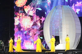 Bộ sưu tập “Thành phố vươn mình” trình diễn tại Lễ hội. (Ảnh: Mỹ Phương/TTXVN)