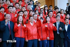 Thủ tướng Phạm Minh Chính với các vận động viên, huấn luyện viên và các chuyên gia Đoàn thể thao Việt Nam tham dự SEA Games 33. (Ảnh: Dương Giang/TTXVN)