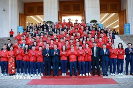 Thủ tướng Phạm Minh Chính với các vận động viên, huấn luyện viên và các chuyên gia Đoàn thể thao Việt Nam tham dự SEA Games 33. (Ảnh: Dương Giang/TTXVN)