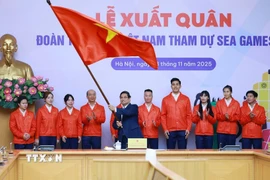 Thủ tướng Phạm Minh Chính trao cờ cho Đoàn thể thao Việt Nam tham dự SEA Games 33. (Ảnh: Dương Giang/TTXVN)