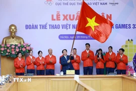 Thủ tướng Phạm Minh Chính trao cờ cho Đoàn thể thao Việt Nam tham dự SEA Games 33. (Ảnh: Dương Giang/TTXVN)