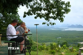 Khách du lịch tại tỉnh Phang Nga, Thái Lan, ngày 21/11/2024. (Ảnh: THX/TTXVN)