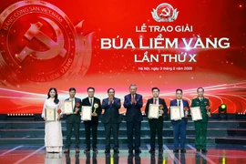 Tổng Bí thư Tô Lâm và Thủ tướng Phạm Minh Chính trao giải A Búa liềm vàng lần thứ X cho các tác giả và nhóm tác giả. (Ảnh: Thống Nhất/TTXVN)